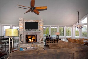 TV, fireplace, offices - Anthracite Allure 4 BR, ski in/out, pet friendly, hottub (Mt. Crested Butte)
