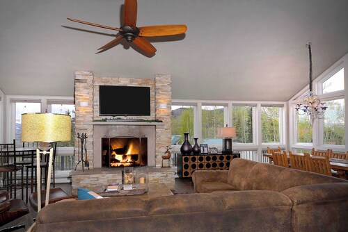 Anthracite Allure 4 BR, ski in/out, pet friendly, hottub