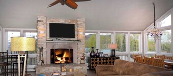 Anthracite Allure 4 BR, ski in/out, pet friendly, hottub