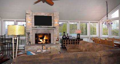 Anthracite Allure 4 BR, ski in/out, pet friendly, hottub