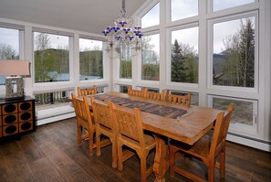 Dining - Anthracite Allure 4 BR, ski in/out, pet friendly, hottub (Mt. Crested Butte)