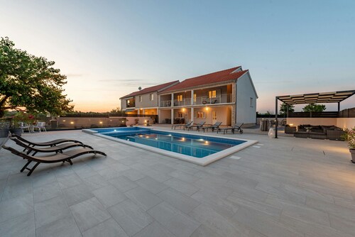 Amazing family villa Milemare with private pool, barbecue, playground