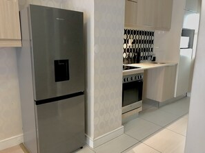 Kjøleskap, mikrobølgeovn, ovn og kokeplater