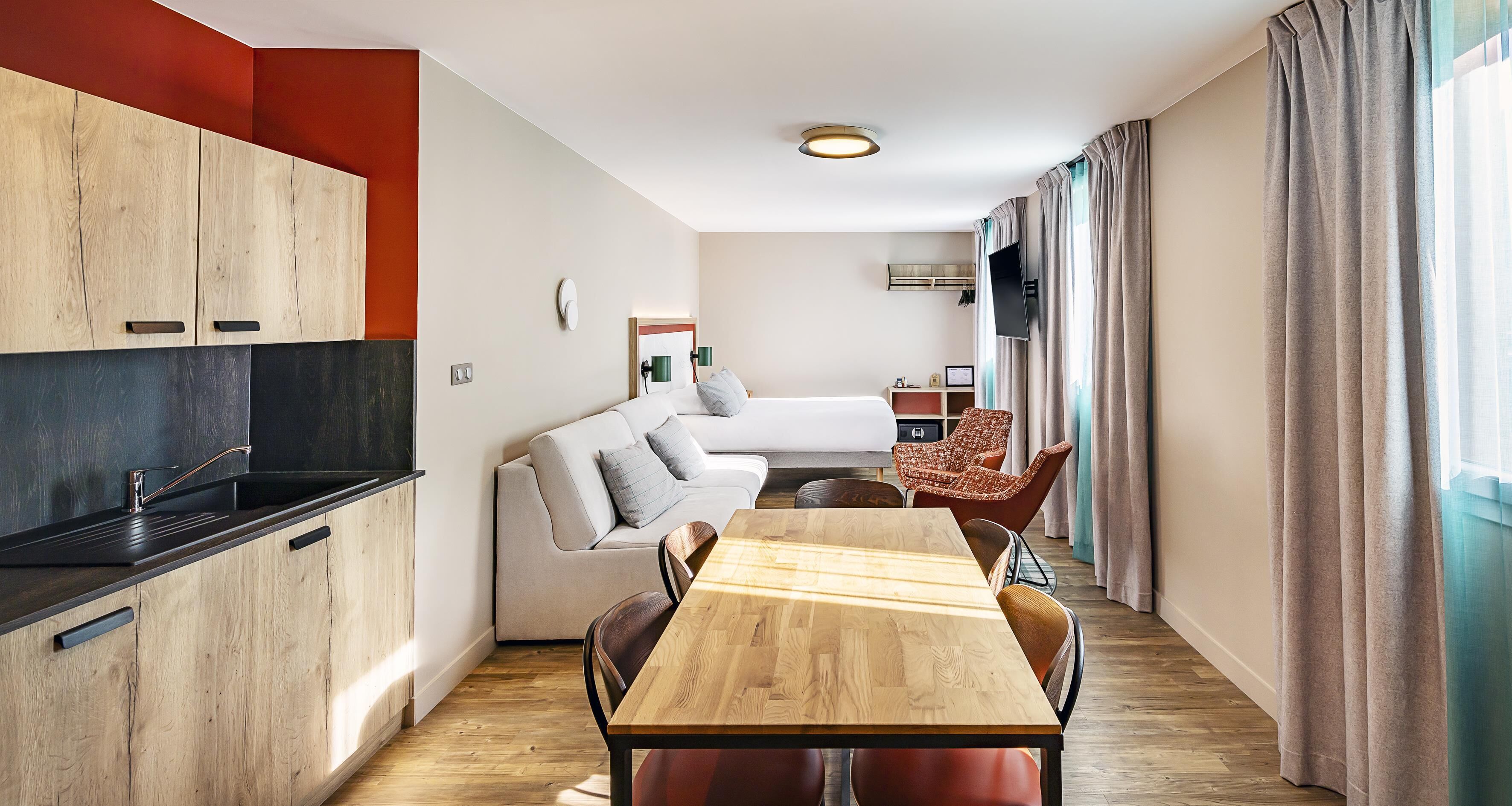 Family Apartment, 1 Queen Bed, Non Smoking, Kitchenette (with Single Sofabed;with Sofabed) | In-room safe, soundproofing