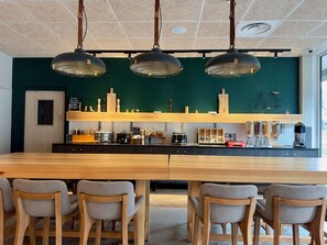 อาหารเช้าแบบบุฟเฟ่ต์ทุกวัน (EUR 15 ต่อคน)