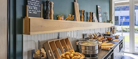 Petit déjeuner buffet (15 EUR par personne)