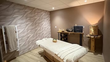 Couples treatment rooms, sauna, hot tub, steam room, Turkish bath