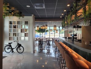 2 restaurants, breakfast, lunch, dinner served; French cuisine 