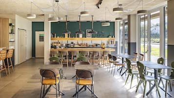 Dagelijks ontbijtbuffet (EUR 15 per persoon)