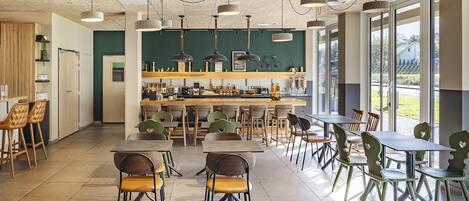 Petit déjeuner buffet (15 EUR par personne)