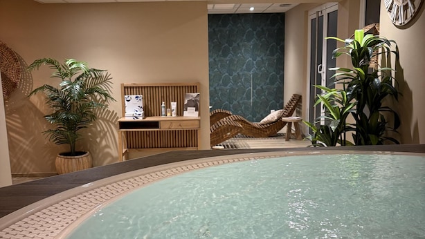 A spa area with a pool, seating, and a reception desk. - Best Western Coeur de Maurienne Hotel Restaurant & Spa (Saint-Jean-de-Maurienne)
