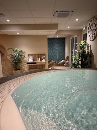 Couples treatment room(s), sauna, hot tub, steam room. Best Western Coeur de Maurienne Hotel Restaurant & Spa
