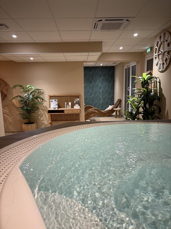 Couples treatment room(s), sauna, hot tub, steam room