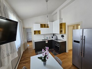 Een koelkast, een microgolfoven, een oven, een kookplaat
