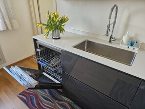 Frigorifero, microonde, forno, piano cottura