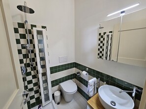 Secadora de cabello, bidet, toallas, jabón 