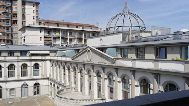 A multi-story building with a central courtyard, large windows, and a dome structure on the roof. - Apartment in historic villa 10 minutes from the historic center (Firenze)