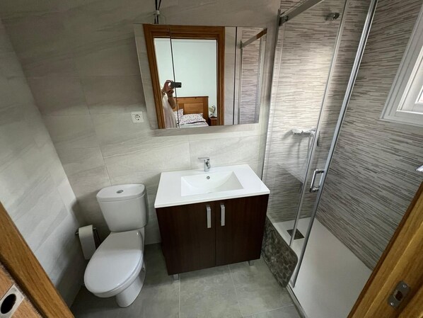 Regadera, toallas, papel de baño 
