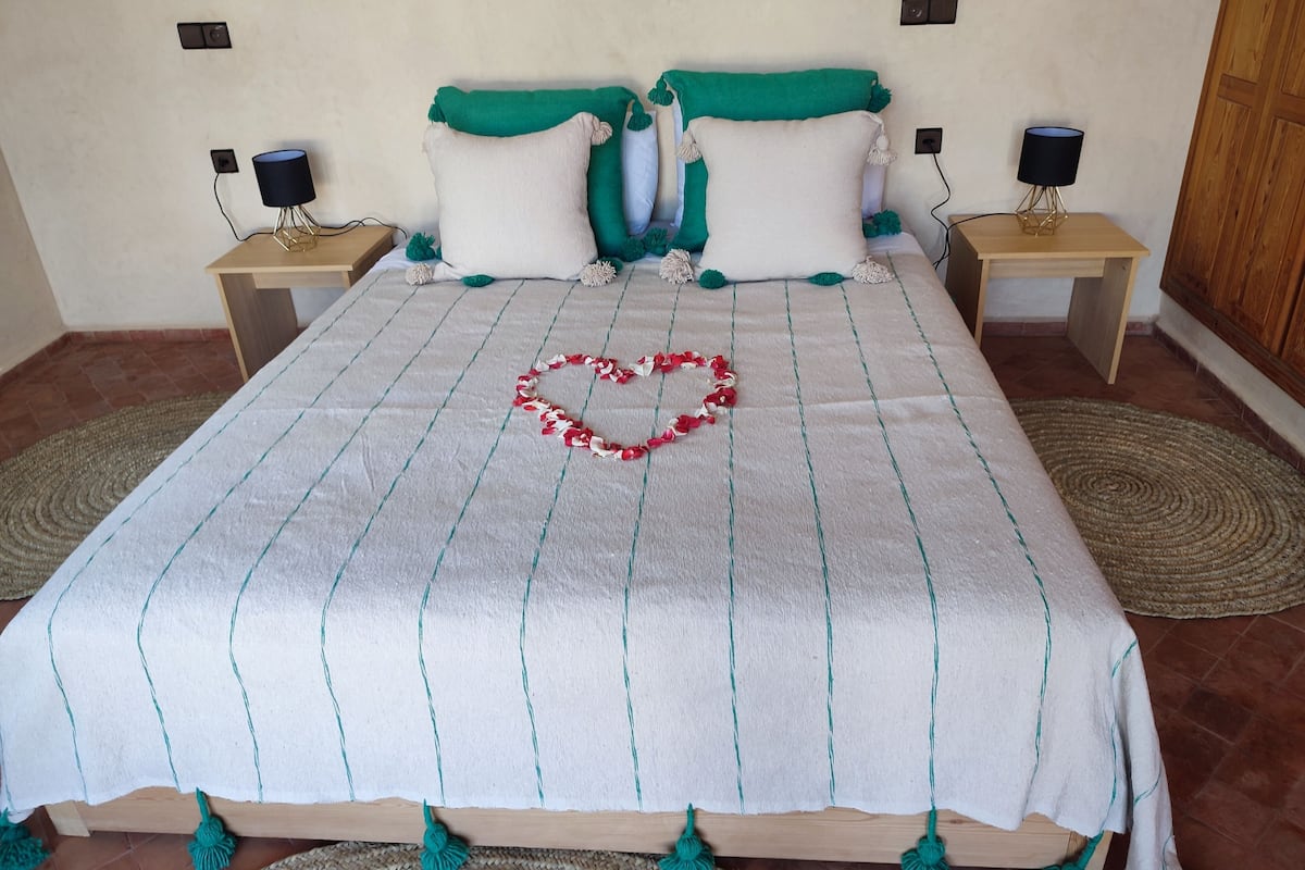 ห้องโรแมนติกสวีท | 1 ห้องนอน, เครื่องนอนระดับพรีเมียม, Wi-Fi ฟรี, ผ้าปูที่นอน