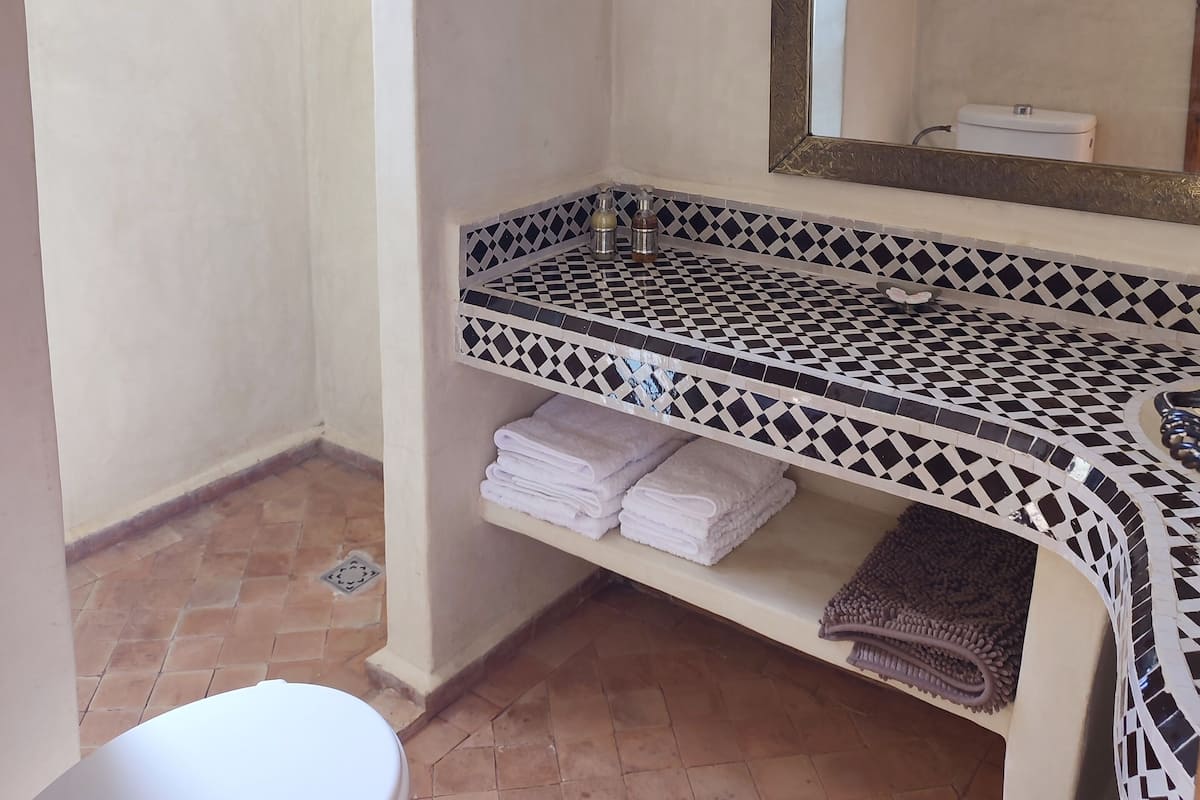 ฝักบัว, เรนชาวเวอร์, ของใช้ในห้องน้ำฟรี, ผ้าเช็ดตัว