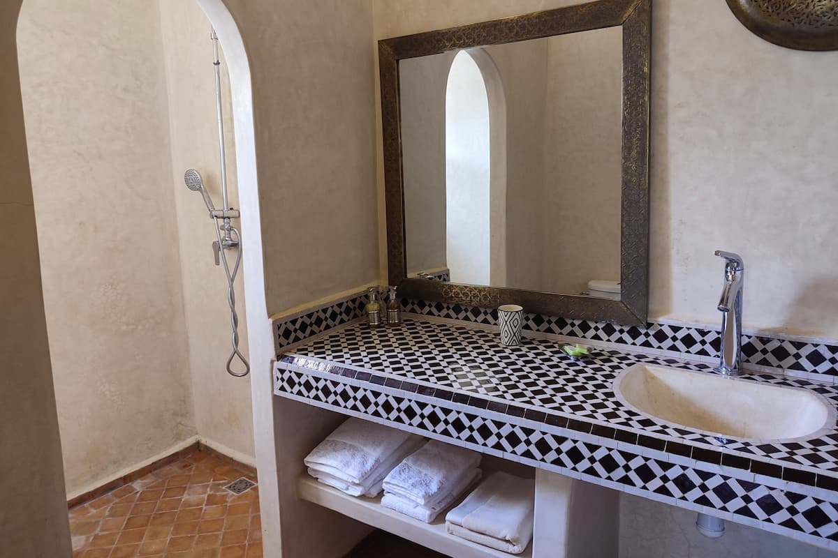 ห้องโรแมนติกสวีท | ห้องน้ำ | ฝักบัว, เรนชาวเวอร์, ของใช้ในห้องน้ำฟรี, ผ้าเช็ดตัว