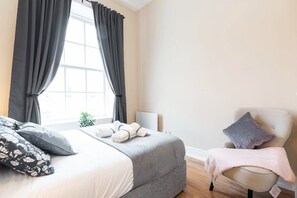 2 Schlafzimmer, Schreibtisch, Bügeleisen/Bügelbrett, Reisekinderbett