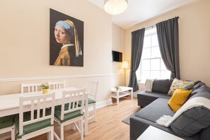 TV, offices - Bright Citycentre 2Bed apt in Georgian Building (Dublin 1)