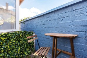 Outdoor dining - Beautiful Cottage Central Location Fast WIFI n TV (Dublin 8)