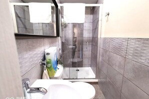 Shower, hair dryer, towels - Great Central Location 1BED APT Off OConnell ST (Dublin 1)