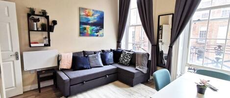 Una televisión, una oficina