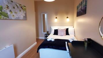 2 bedrooms, desk, iron/ironing board, WiFi