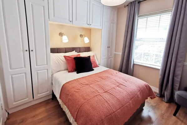 2 chambres, bureau, fer et planche à repasser, lit de bébé portatif