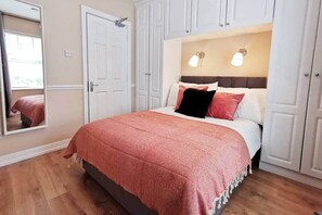 2 bedrooms, desk, iron/ironing board, travel cot - Spacious 2bed apartment city centre (Dublin 1)