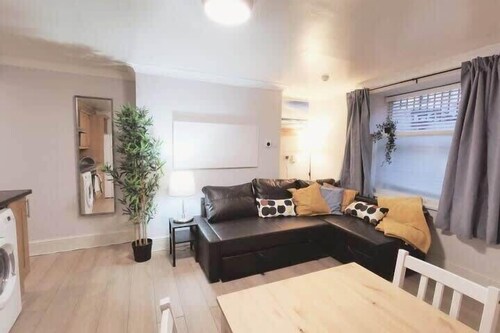 Private patio 2BEDROOM APARTMENT RELIABLE WIFI &TV