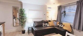 Private patio 2BEDROOM APARTMENT RELIABLE WIFI &TV