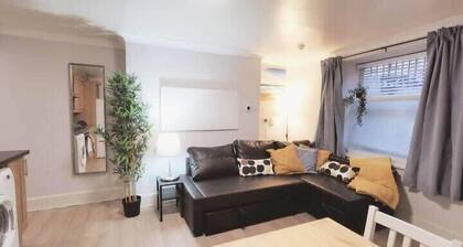 Private patio 2BEDROOM APARTMENT RELIABLE WIFI &TV