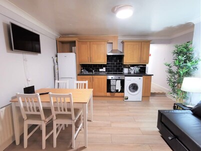 Private patio 2BEDROOM APARTMENT RELIABLE WIFI &TV