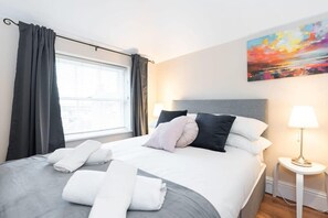 1 habitación, tabla de planchar con plancha, cuna de viaje y wifi