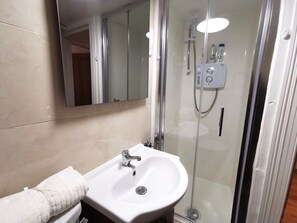 Shower, hair dryer, towels - Great CENTRAL LOCATION 1 BR APT*FAST RELIABLE WIFI (Dublin 1)