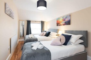1 habitación, tabla de planchar con plancha, cuna de viaje y wifi 
