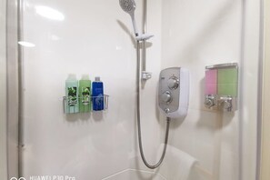 Dusj, hårføner og håndklær