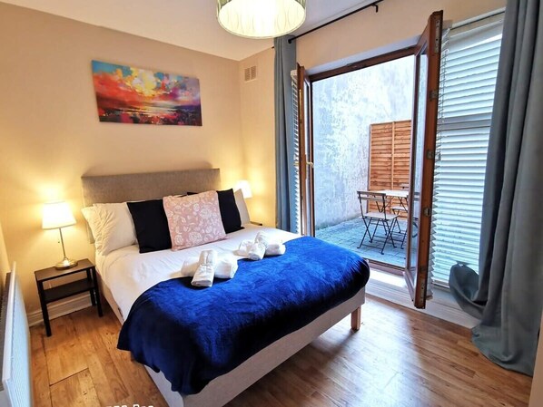 2 عدّة غرف نوم ومكواة/لوح كي وسرير سفر وواي فاي