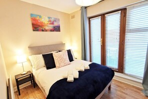 2 عدّة غرف نوم ومكواة/لوح كي وسرير سفر وواي فاي