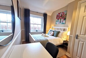 1 habitación, escritorio, tabla de planchar con plancha y cuna de viaje 