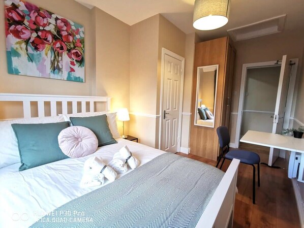 1 habitación, escritorio, tabla de planchar con plancha y cuna de viaje 