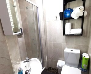 Douche, sèche-cheveux, serviettes fournies