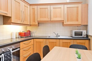 Fridge, microwave, oven, stovetop - Great House Trendy Ranelagh 3bed 2bath TV and WIFI (Dublin 6)
