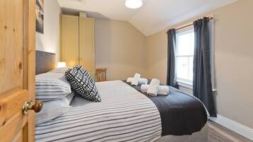 3 bedrooms, desk, iron/ironing board, travel cot