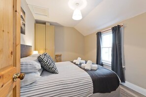 3 bedrooms, desk, iron/ironing board, travel cot