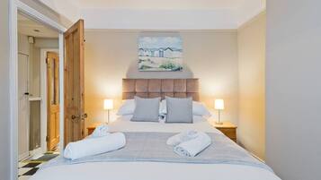 3 bedrooms, desk, iron/ironing board, travel cot